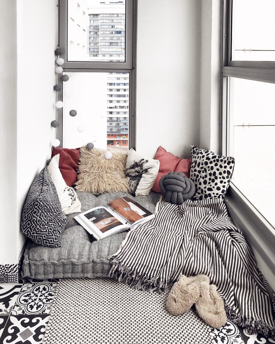 Уютный балкон с подушками