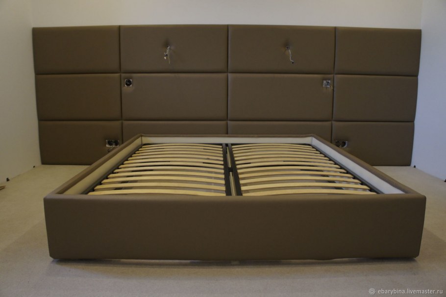 Кровать с мягкими панелями