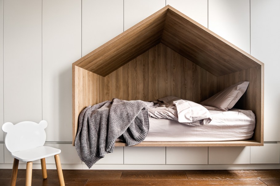 Кровать с потайным ходом