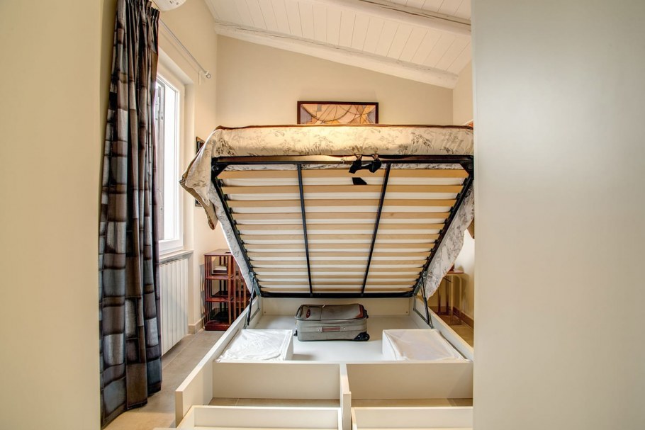 Кровать убирающаяся в потолок