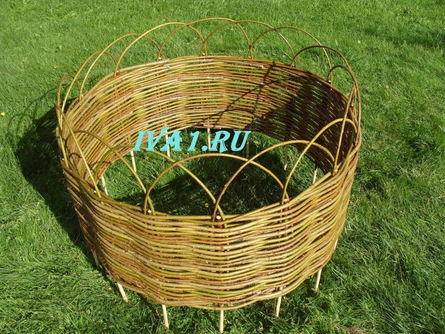 Плетеные клумбы