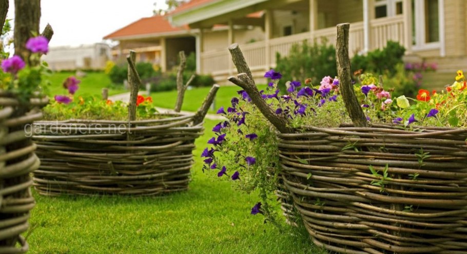 Забор из веток для клумбы