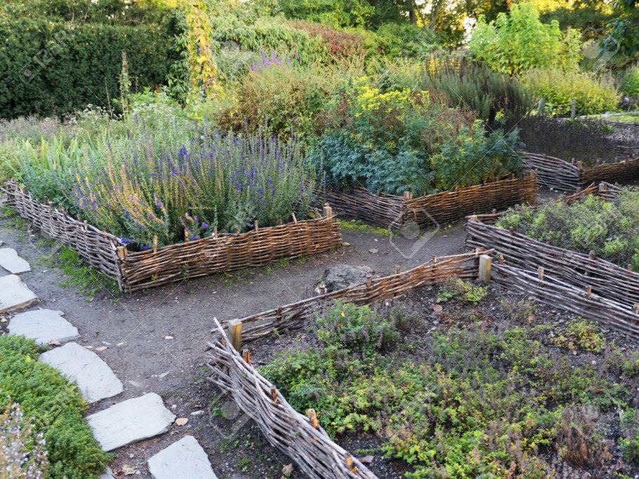 Ограждение для грядок из ивовых прутьев