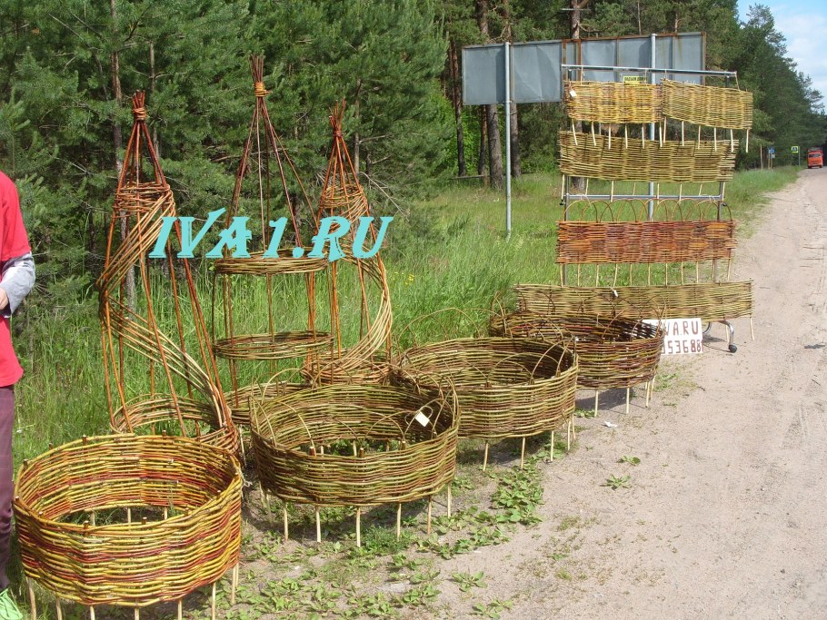 Клумба корзина из ивовых прутьев