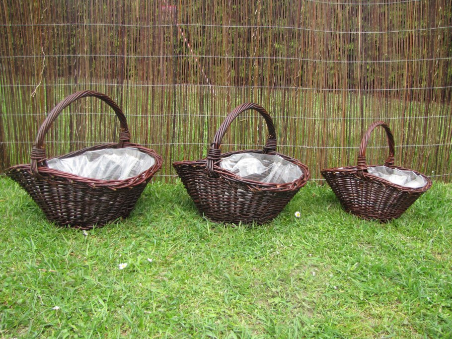 Клумба в плетеной корзине