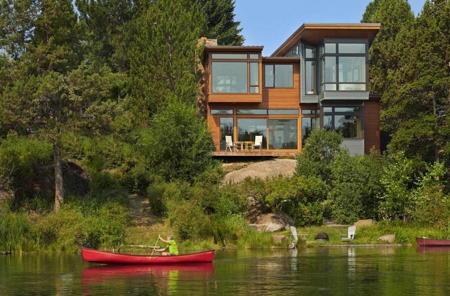 Дом на берегу реки