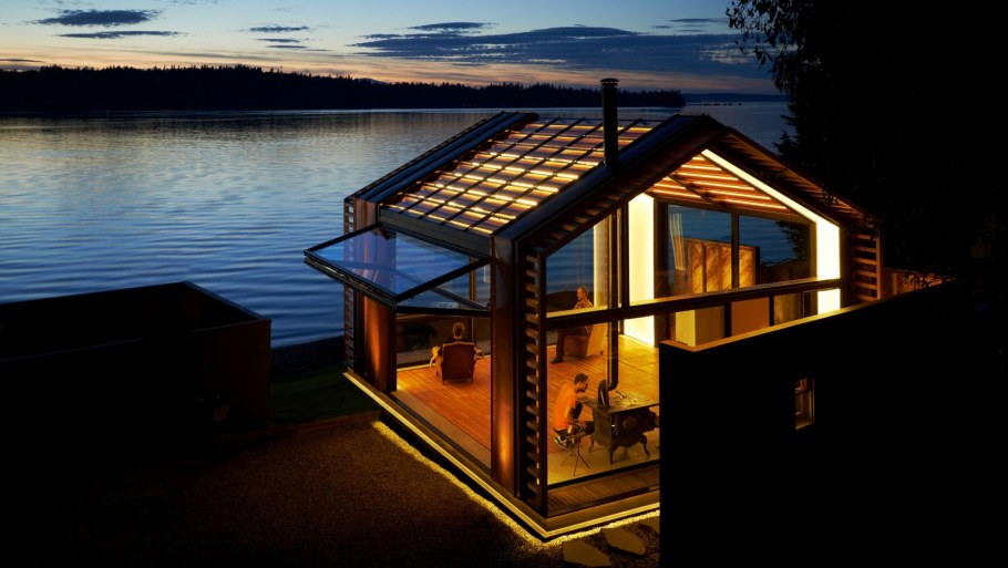 Современный дом у озера