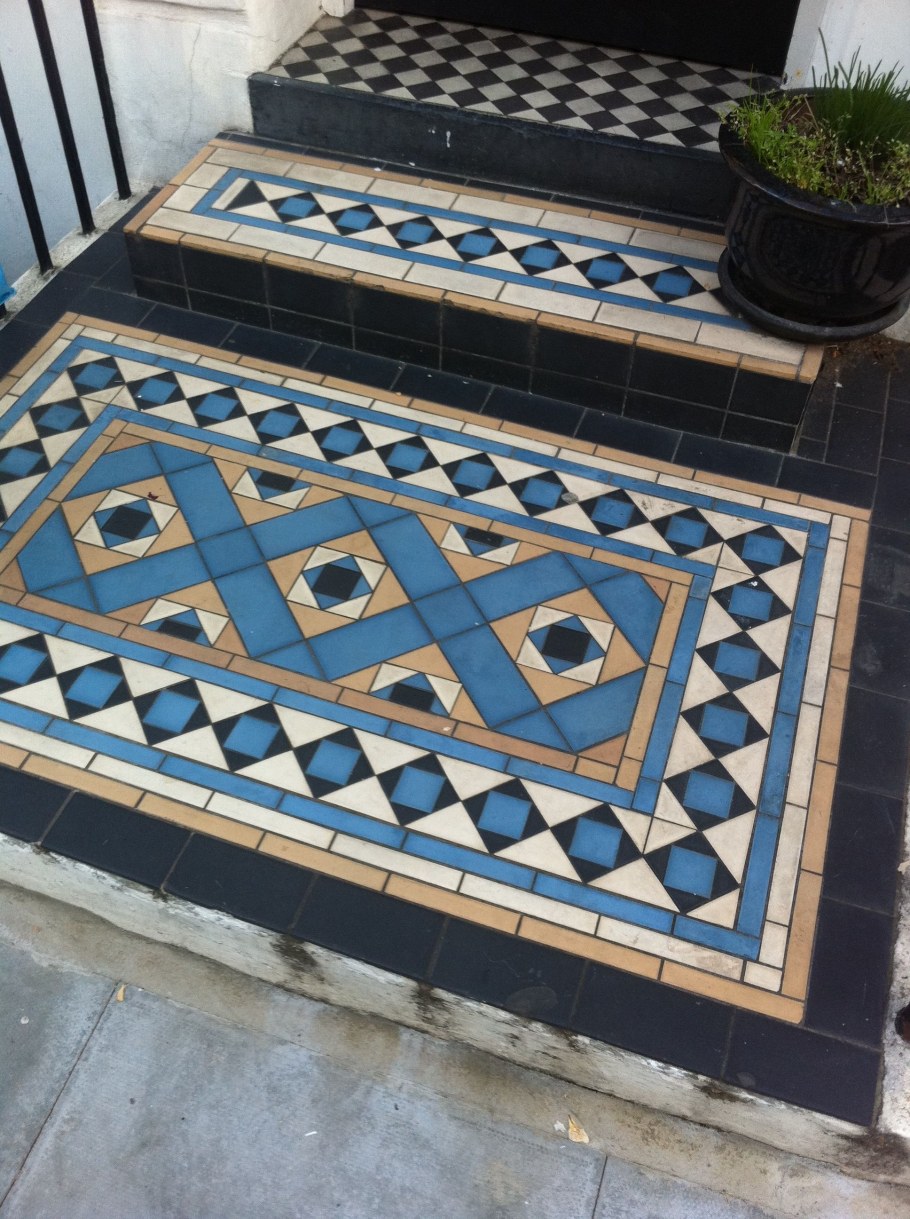 Метлахская плитка в прихожей