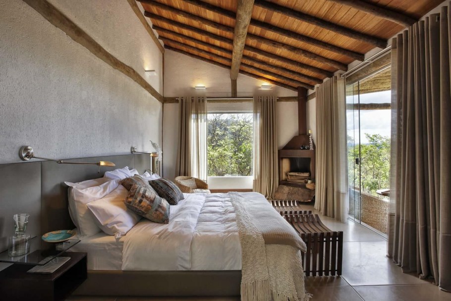 Уютная спальня в стиле тропического бунгало