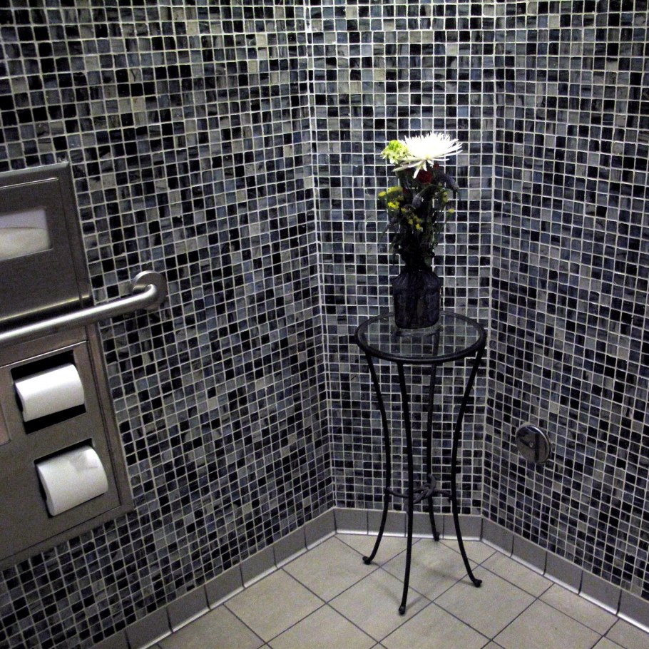 Черная мозаика в ванной