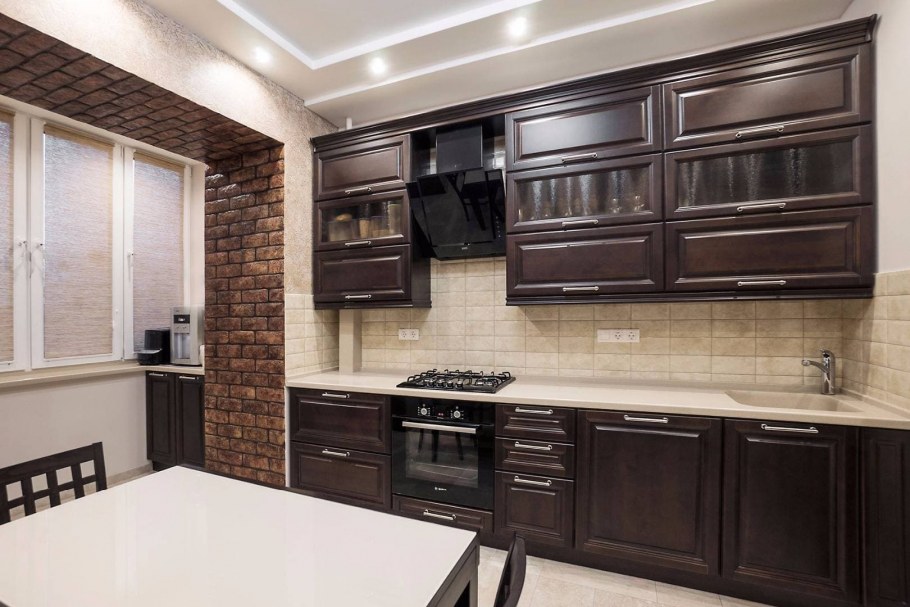 Белая кухня деревянный пол