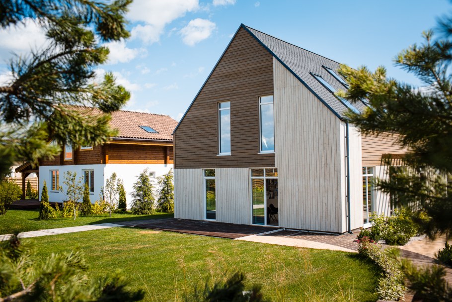 Современный коттедж с двускатной крышей