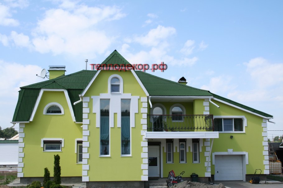 Дом с салатовым фасадом