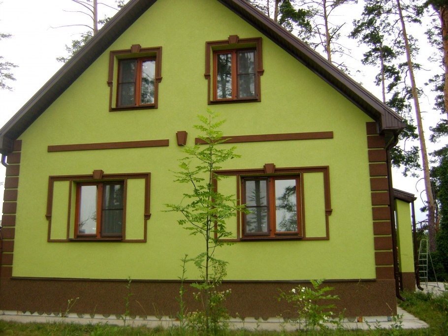 Салатовый фасад дома