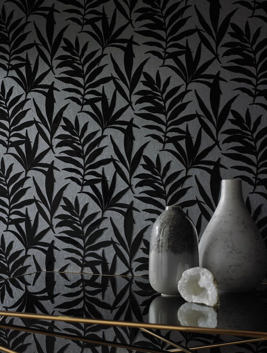 Темные обои с листьями в интерьере