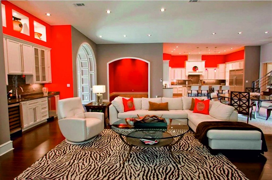 Зал с красным диваном