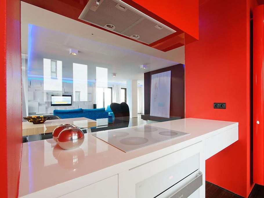 Комната с красными стенами