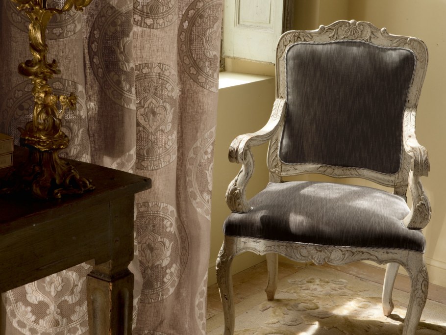 Фиолетовое кресло в интерьере