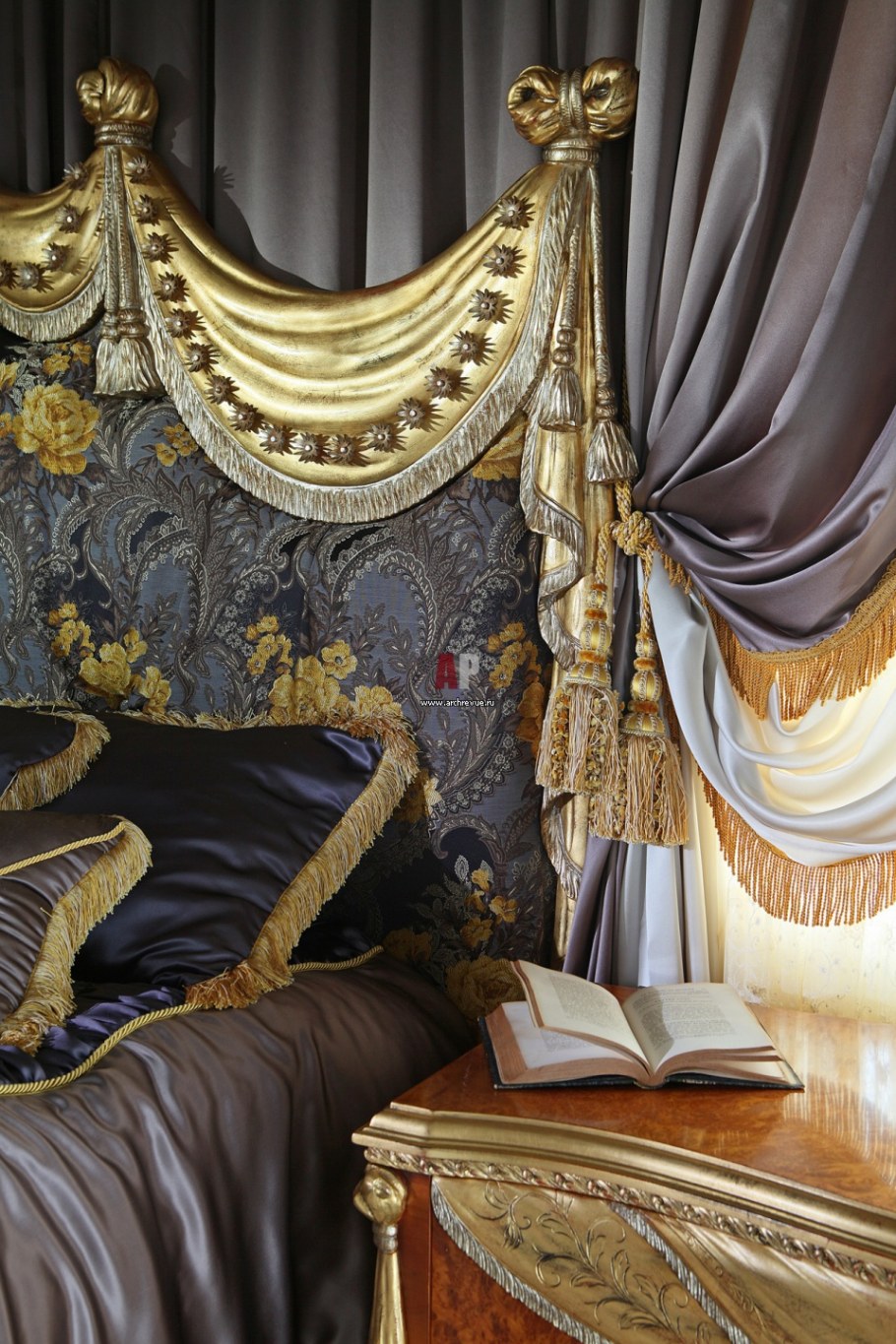 Тюль с золотистым бархатным рисунком