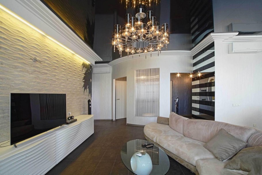 Натяжные потолки в темном интерьере