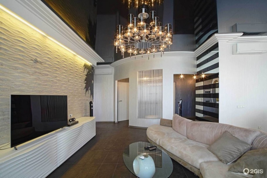 Натяжной потолок черный глянец