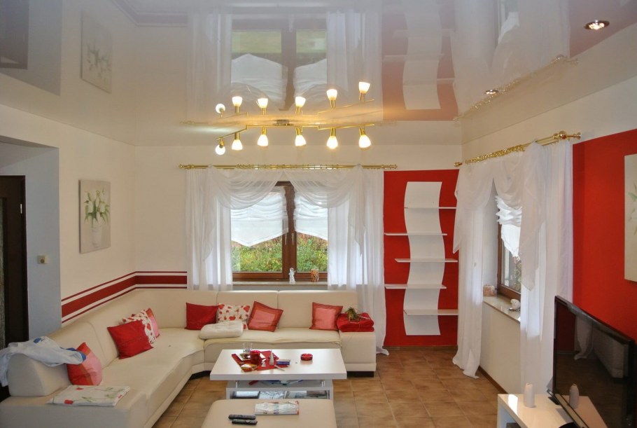 Глянцевый натяжной потолок