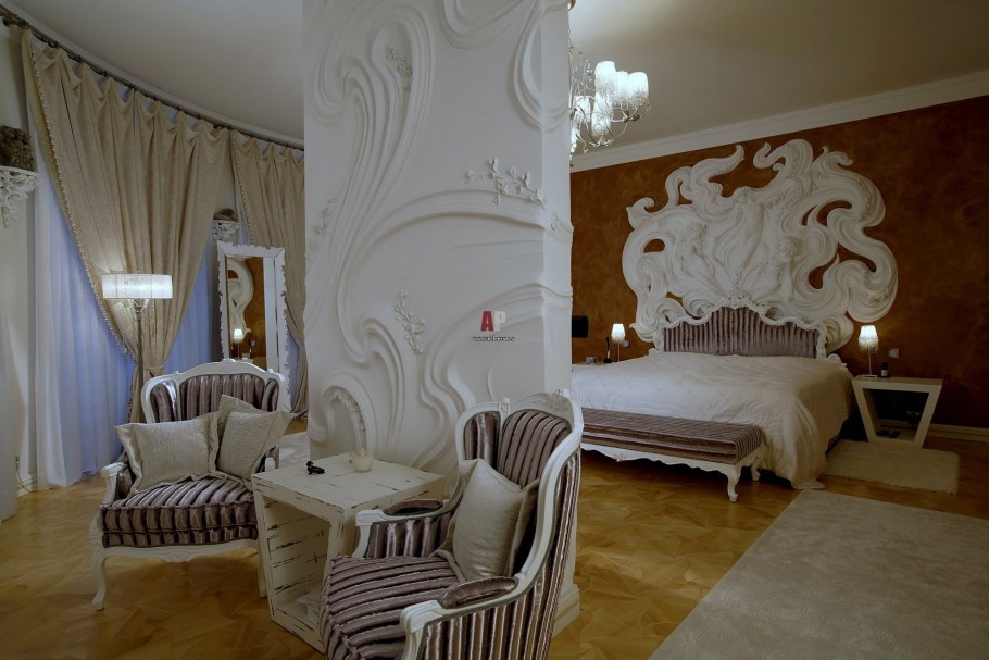 Лепнина на стенах в интерьере спальни