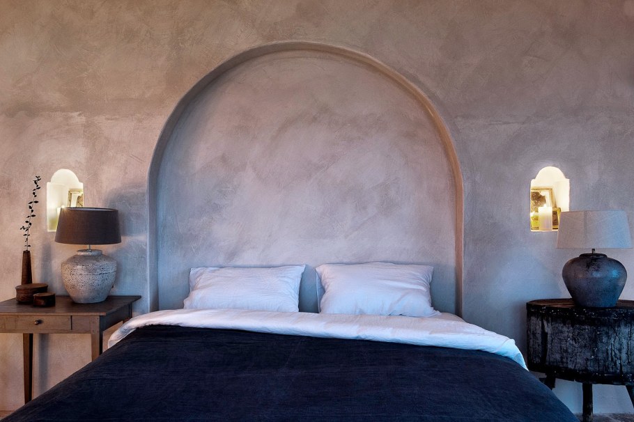 Арка в изголовье кровати