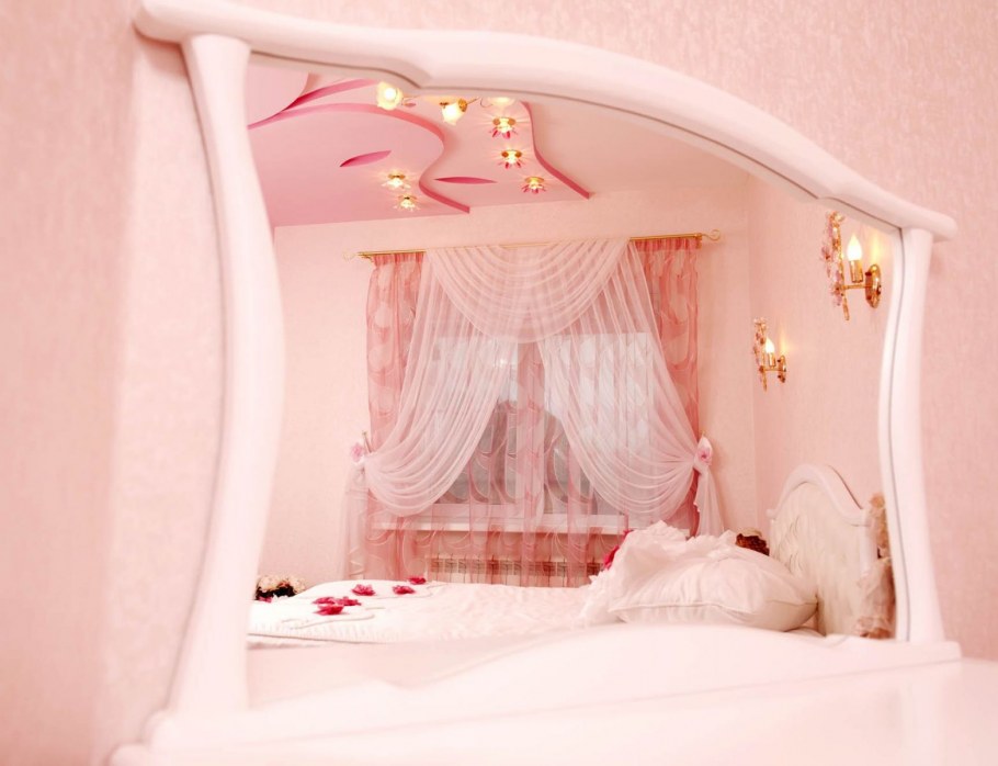 Интерьеры спален розовый