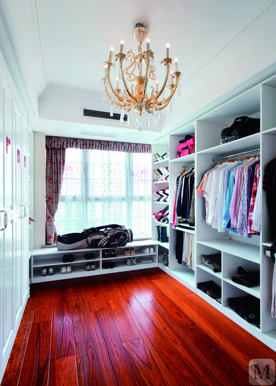 Гардеробная комната с окном