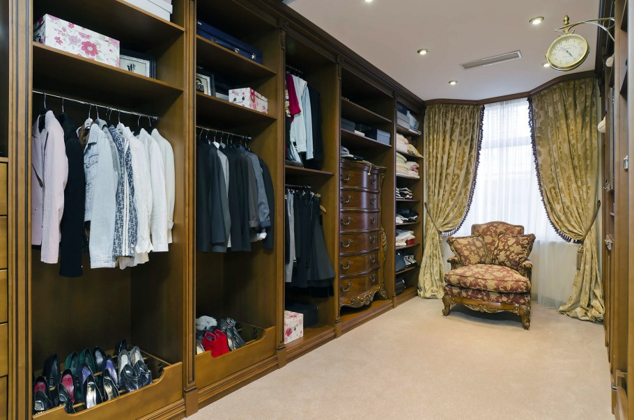 Гардеробная комната с окном