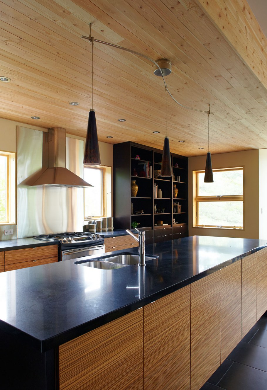 Отделка кухни деревом в квартире