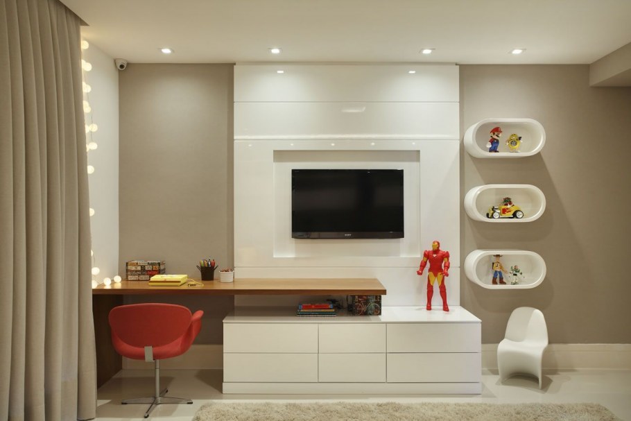 Рабочая зона с телевизором