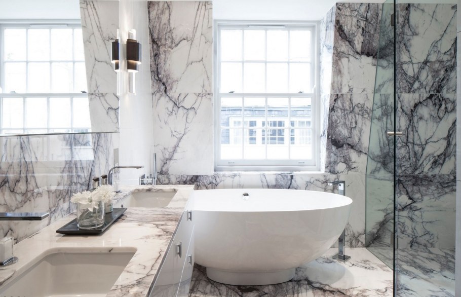Интерьер ванной комнаты под мрамор