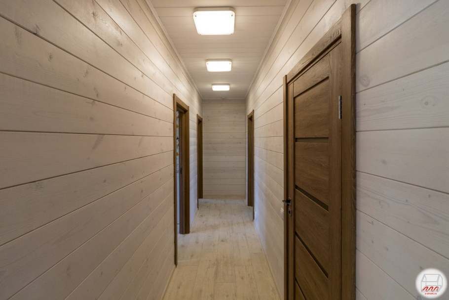 Отделка стен ламинатом в прихожей