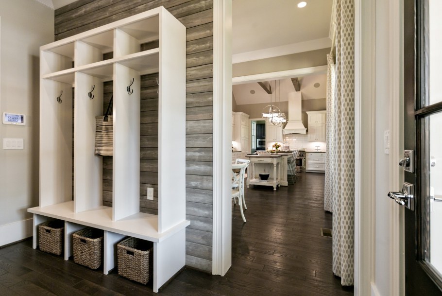 Прихожая обшитая панелями