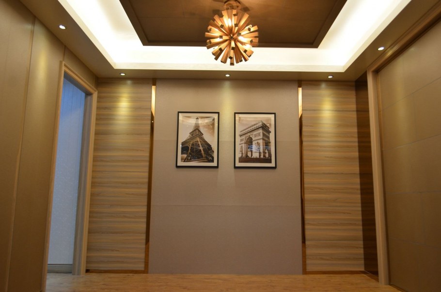 Отделка прихожей деревом