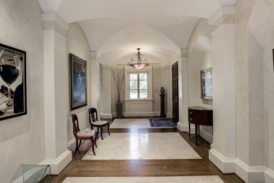 Колонны, пилоны в интерьере