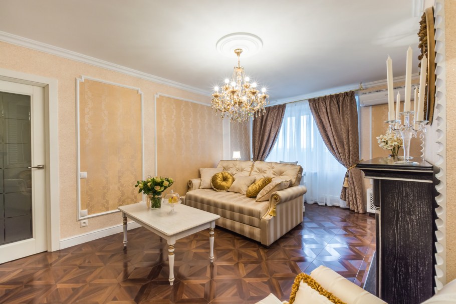 Гостиная столовая с колоннами