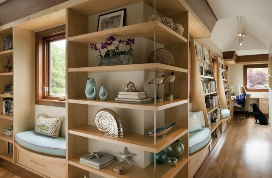 Открытые угловые полки в интерьере