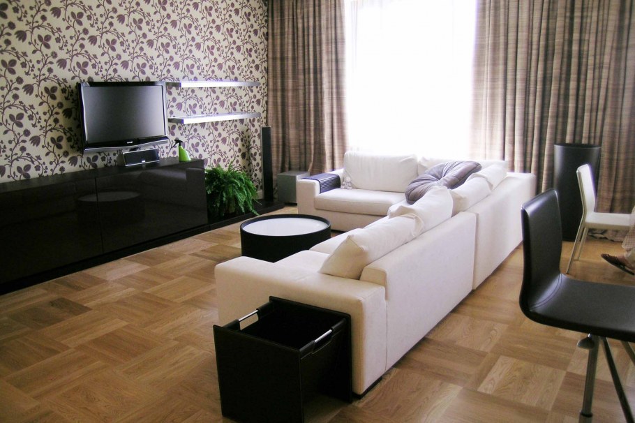 Декоративная штукатурка с плиткой на стенах