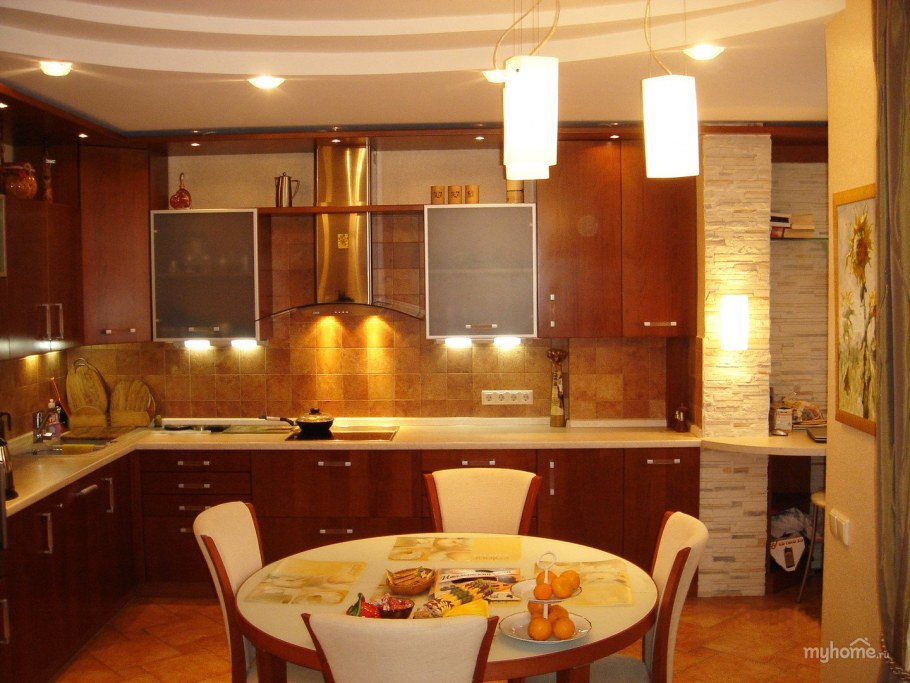 Уютная кухня в теплых тонах