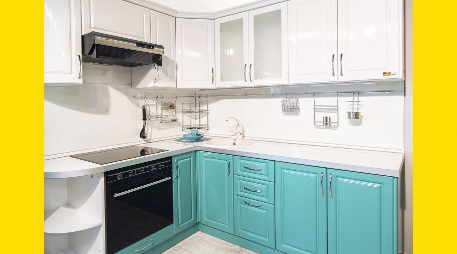 Бело бирюзовая кухня