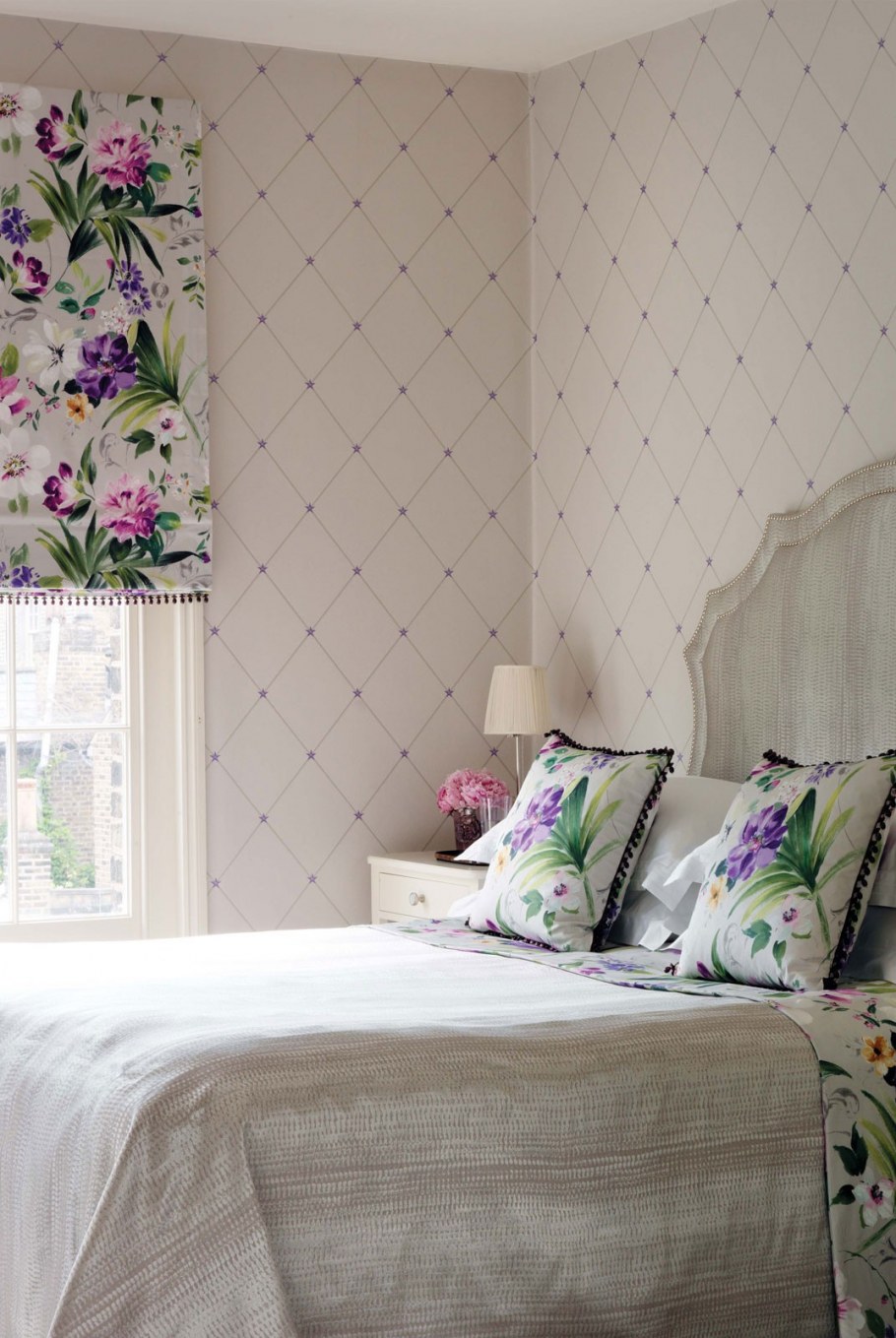 Спальня с молдингами на стенах