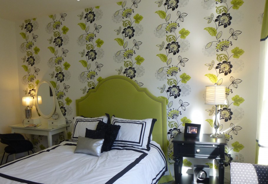 Бирюзовые обои в спальне