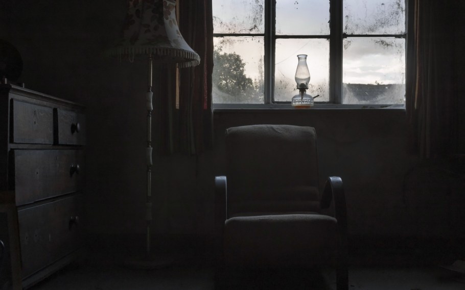 Кресло в темной комнате