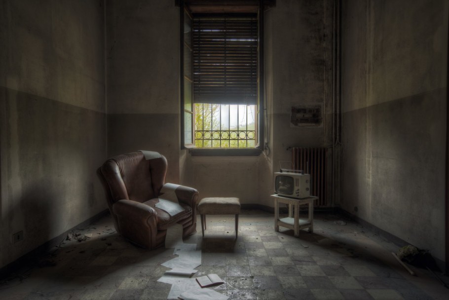 Мрачный интерьер