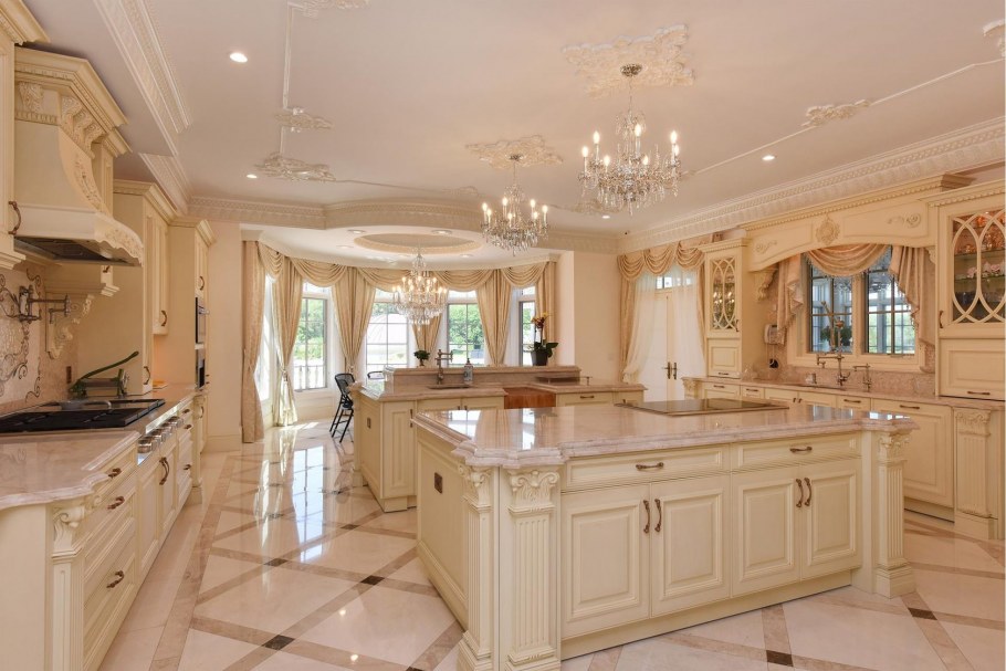 Шикарные кухни в дорогих коттеджах