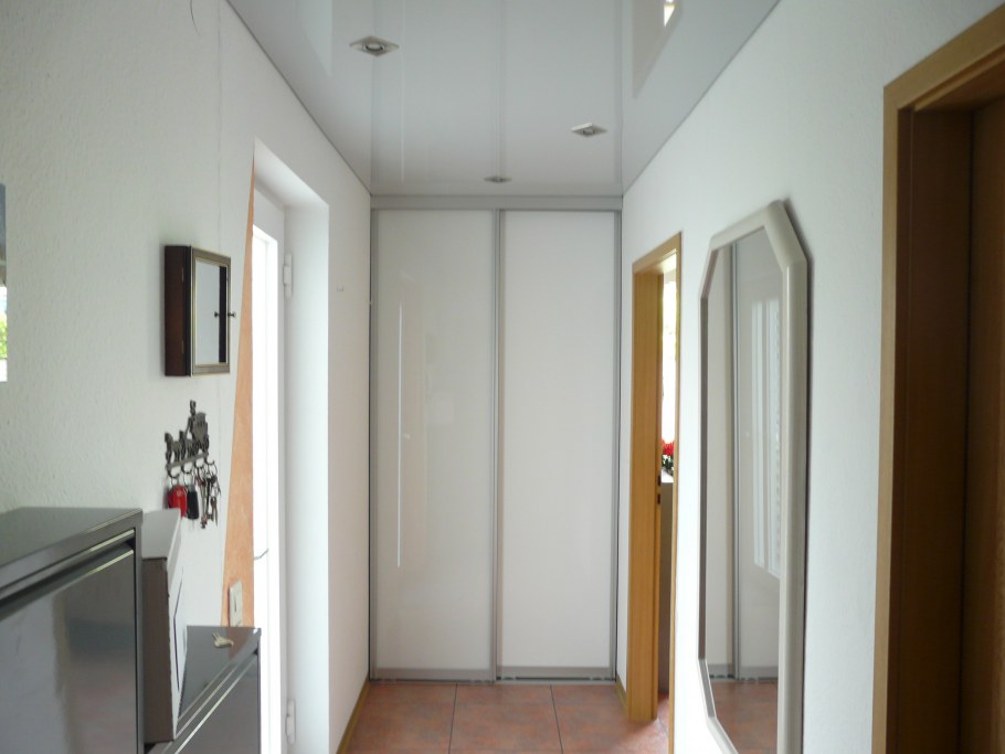 Натяжной потолок в коридоре