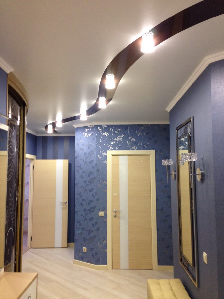 Натяжной потолок в коридоре